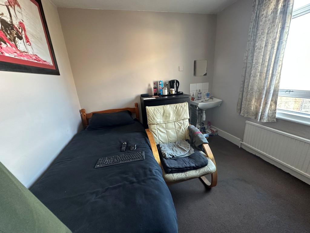 Lot: 114 - TERRACE HOUSE FOR REFURBISHMENT WITH PLANNING FOR THREE FLATS - Top Floor Bedroom